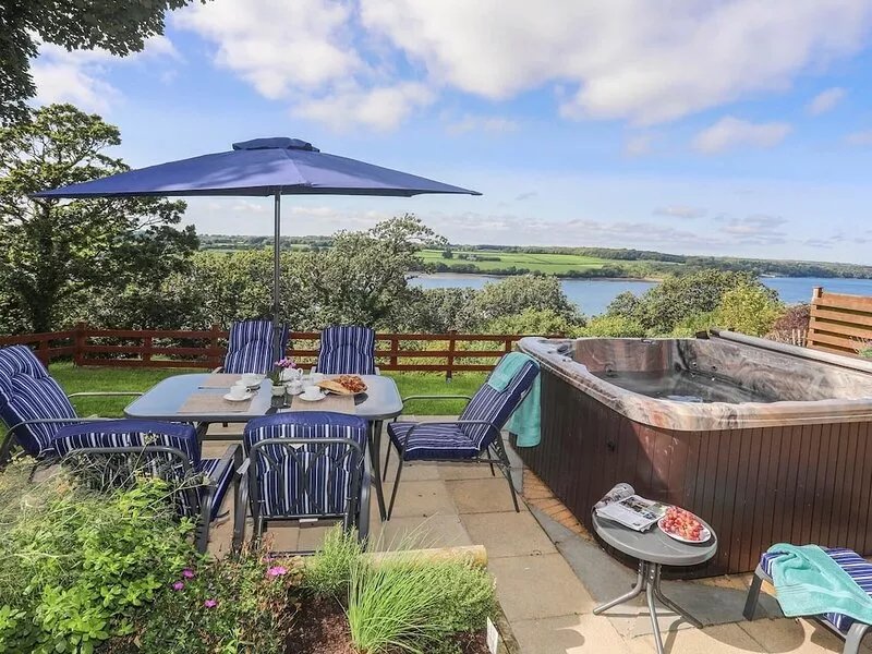 GWYLAN UCHAF, pet friendly, with hot tub in Y Felinheli