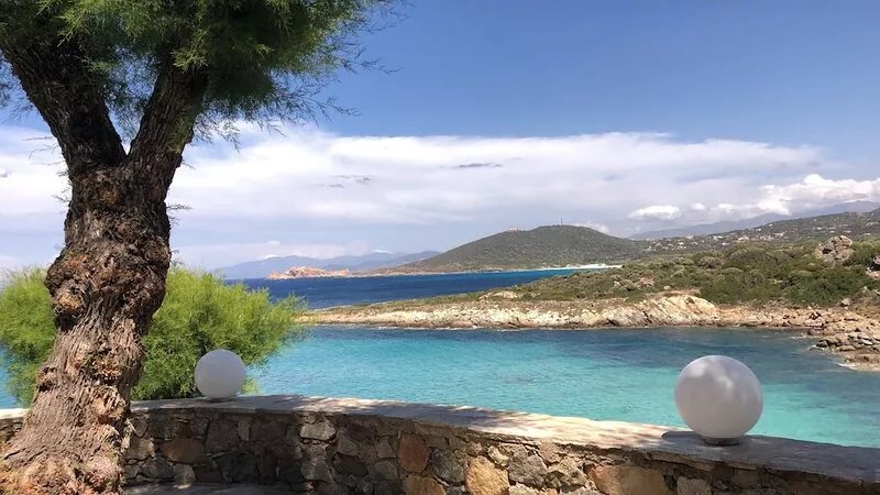 Beautiful vacation home by the sea with direct access to the beach, near Ile