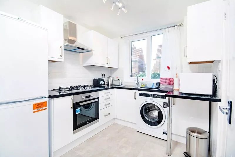 CITY CENTRE ★ FREE PARKING ★ 2 BED HOUSE ★ MODERN