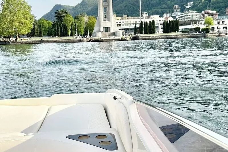 Modern apartment with astonishing view. 2 mins by foot from city center and lake