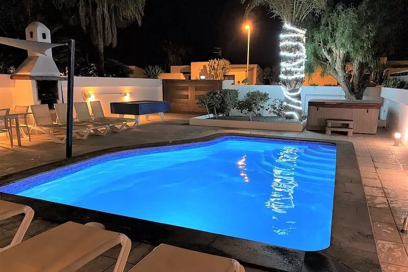 A Stylish 4 Bed/4 Bath Villa In A Prime Location Close To The Sea, Hot Tub, WiFi