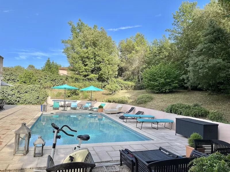 Pleasant, contemporary Villa, sunny, quiet in a green setting
