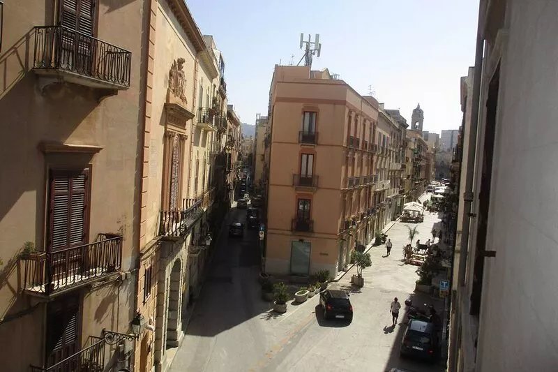 At the heart of Historical Center between C. Vittorio Emanuele and the beach, 2