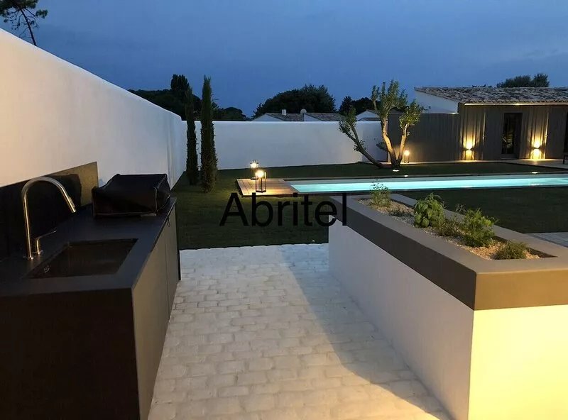 Luxury villa, swimming pool, walking distance to beach and shops, landscaped
