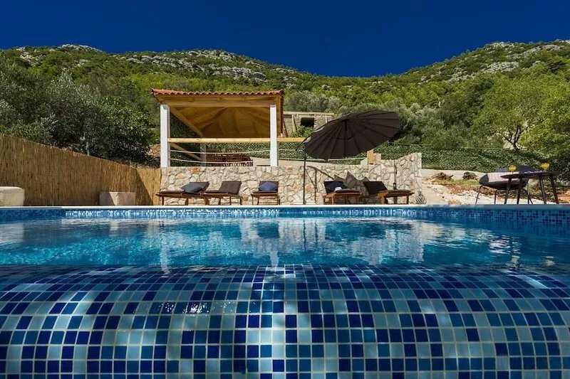 Villa Dundo Pero - Four Bedroom Villa with Swimming Pool and Sea View