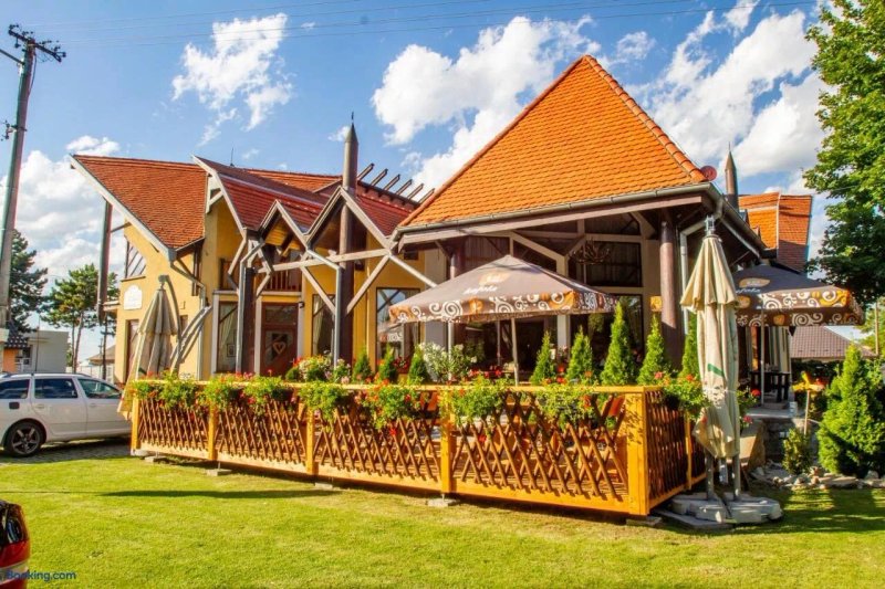 Tucsok Restaurant and Pension