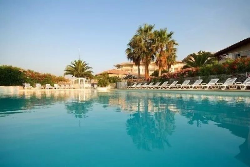 Seafront apartment with swimming pool and private parking