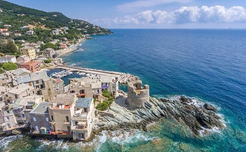House nestled in the maquis with breathtaking sea views......
