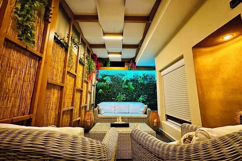OASIS URBAN APARTMENT-Private Patio, 1min From All Amenities, 24/7 On Call Help
