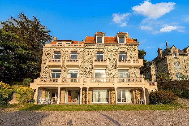 Garden level with sea view in the heart of Pléneuf
