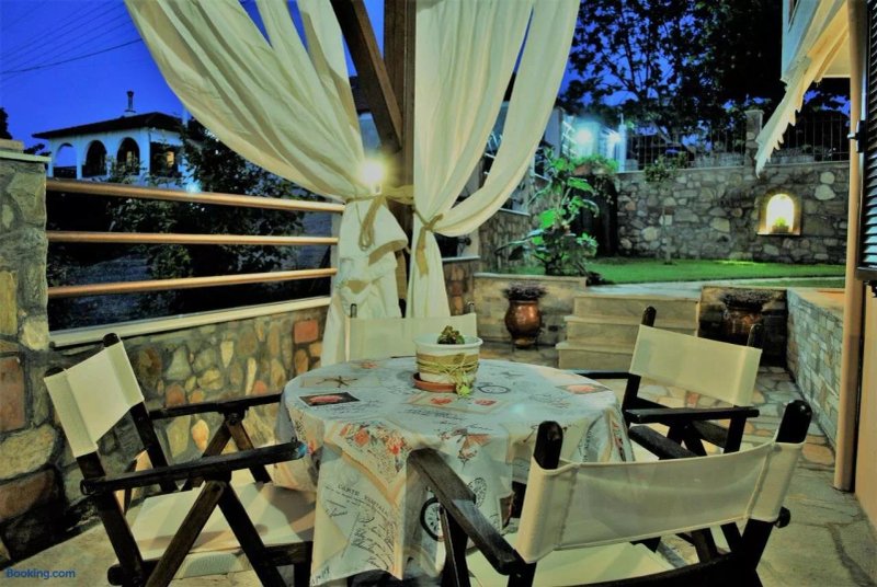 Voula Kourbeti Apartments