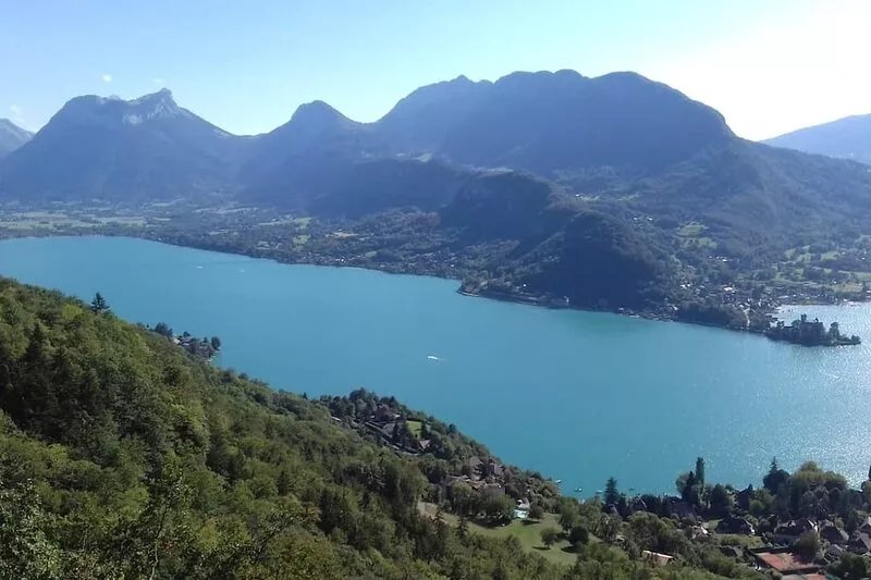 Charming cottage with beautiful views of the castle, mountains and Lake Annecy.