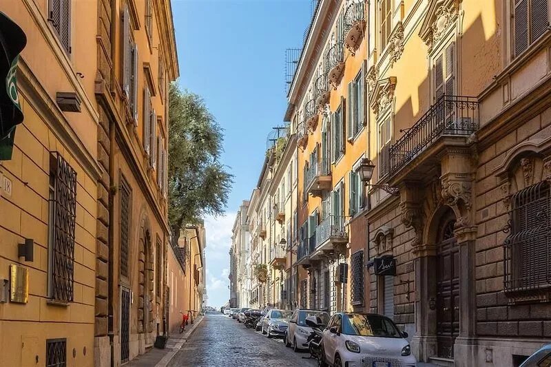 Luxury apartment in Via Gregoriana, in the heart of the historical center.