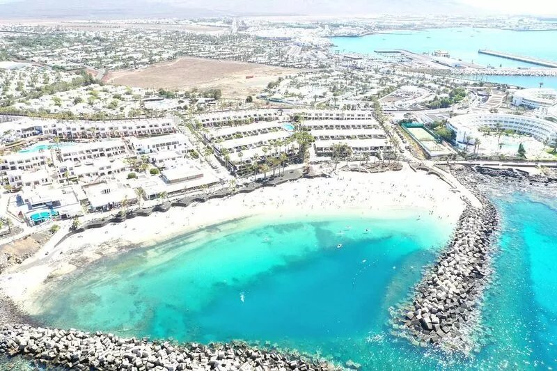 Beautiful Villa with sea and mountain views, heated pool and WIFI