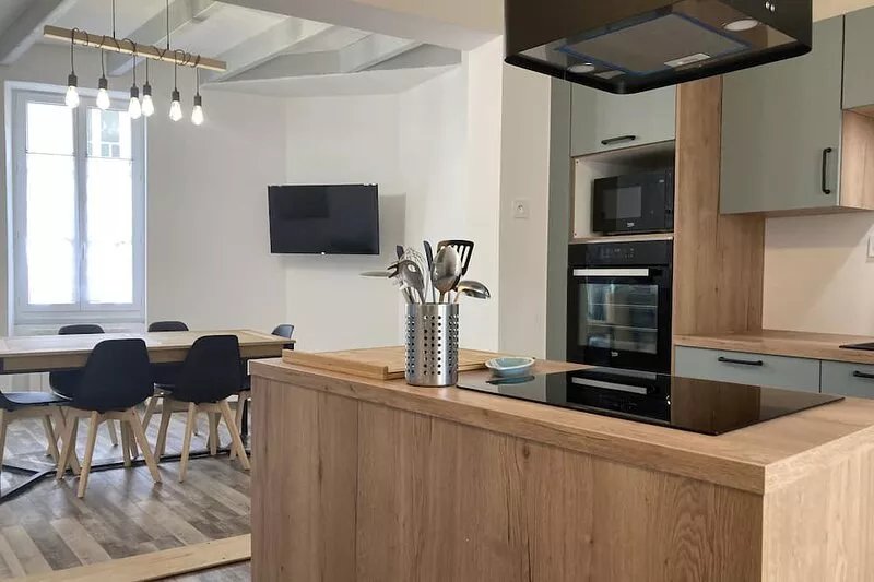 3-bedroom house in the heart of the village, 5 minutes from the beach. 4*