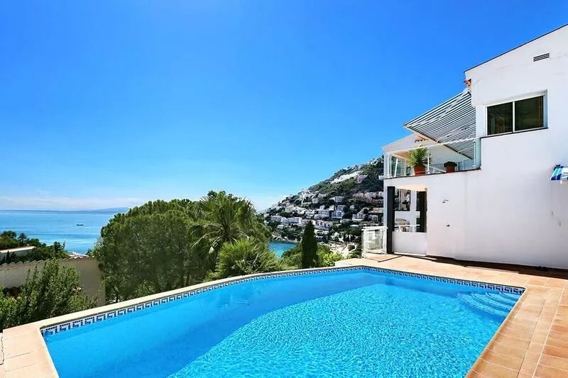 Holiday house of two floors, very well equipped (Bedrooms floor below). With