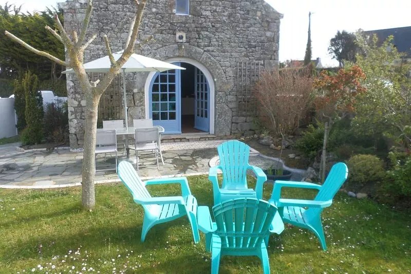 Breton stone house halfway between the town and the beach 1,5km