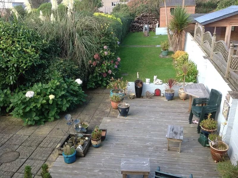 Beautiful granite cottage with parking and garden. Near the coast. Dogs welcome.