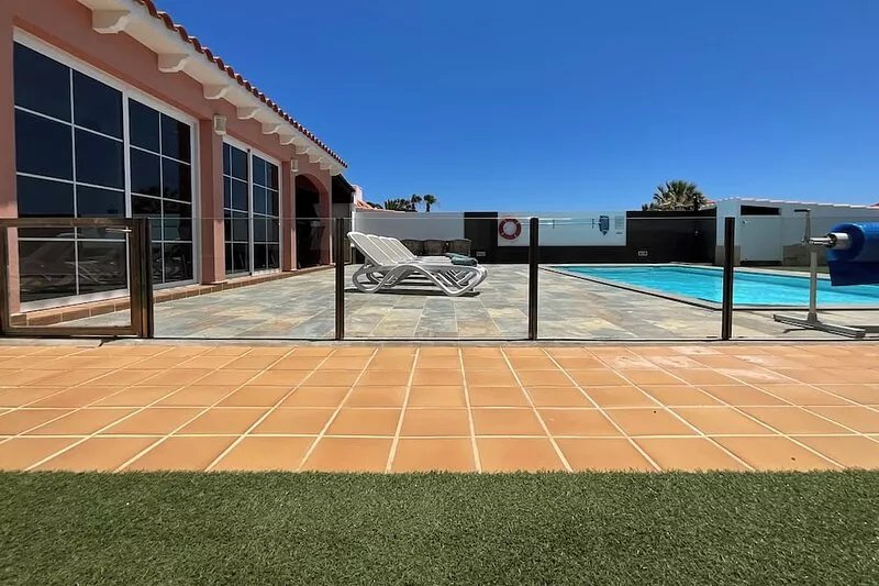 !!RELAX & UNWIND!! Immaculate 3 bed villa, private heated pool and pool table...