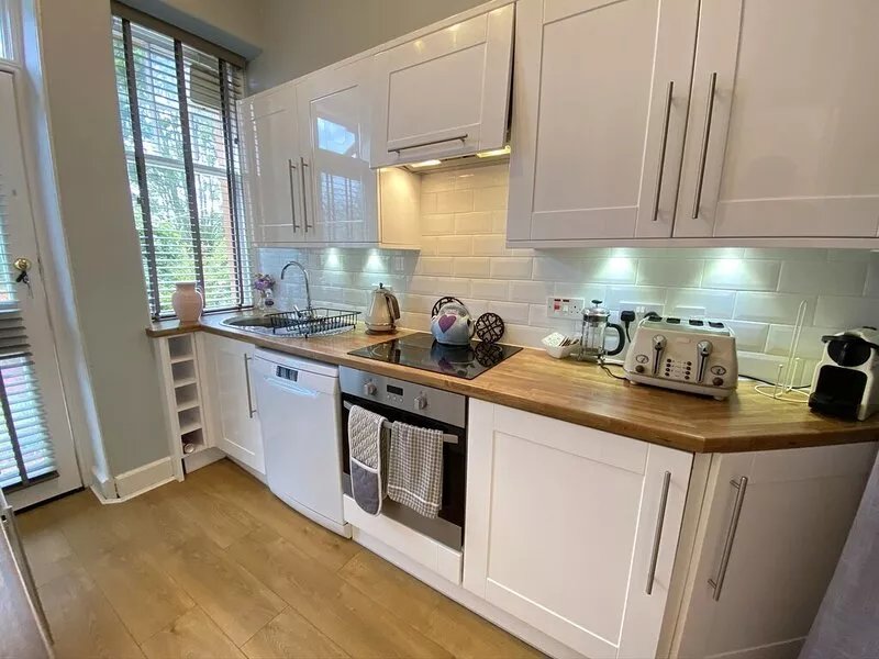 Quaint railway cottage close to beach and high street - 5* guest rated.