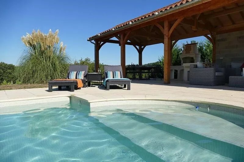 LE CHATAÎGNIER Perigordian house with swimming pool near the bastide town of