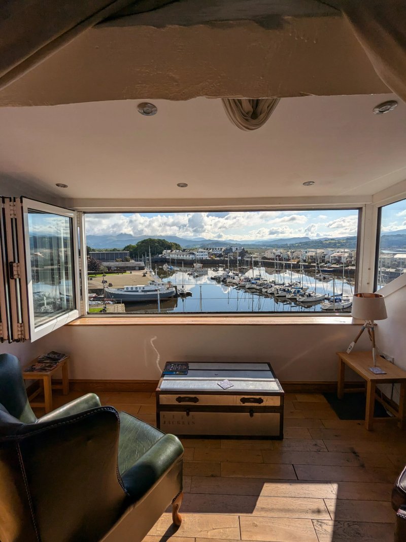 THE CAPTAIN'S PENTHOUSE, pet friendly, with open fire in Porthmadog