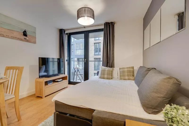 Arcadian Apartment with Balcony