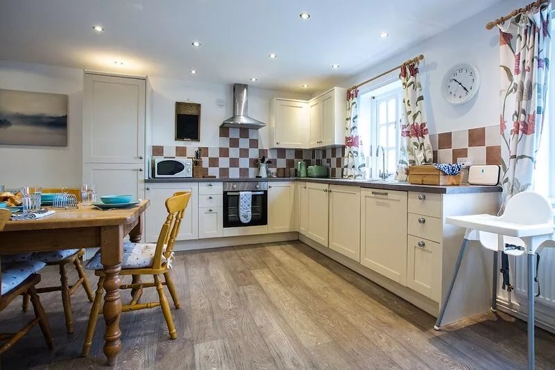 Peaceful country cottage with beautiful river views, family and dog friendly
