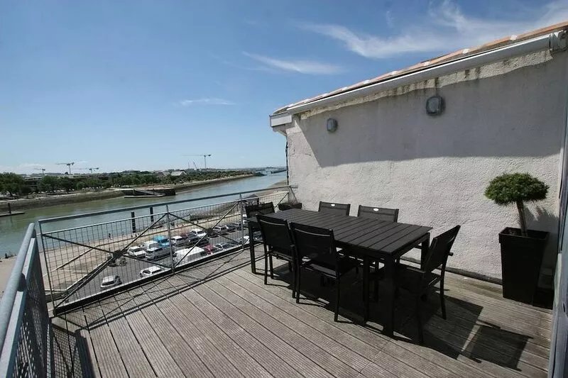 Townhouse with exclusive terrace overlooking the Old Port and sea