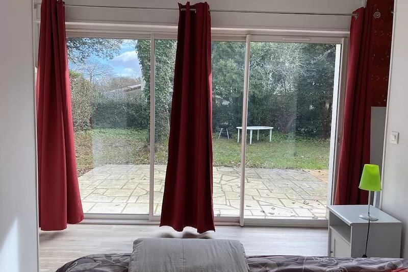 Quiet, comfort, large volumes, near beaches and shops