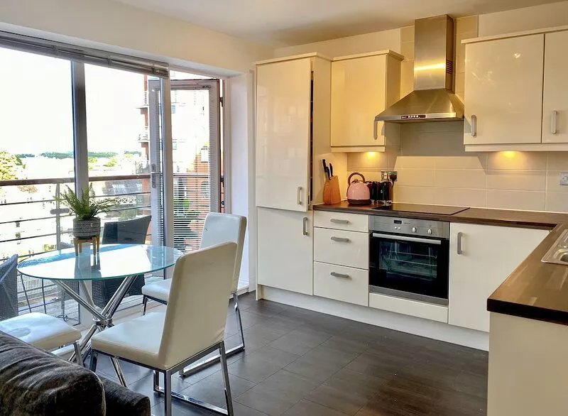 Quiet Waterfront City Centre Apartment CH1 with stunning views & Parking