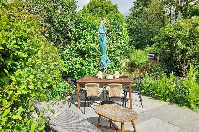 1 CHERITON ROW, family friendly, character holiday cottage in Tenby