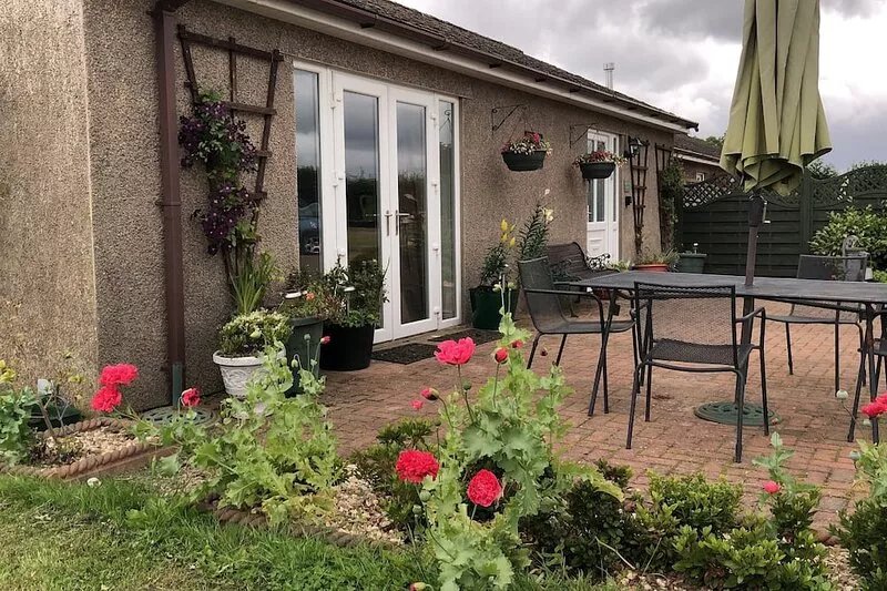 Visit Wales 4 Star, rural bungalow - Sauna, jacuzzi, play area and Free Wi-fi