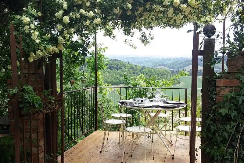 Authentic Tuscan country house, dating back to around the year 1000