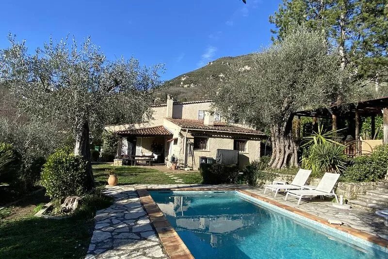 Pet-friendly, private family home w/ pool . Sleeps 6, 8 (w/ sofa bed).