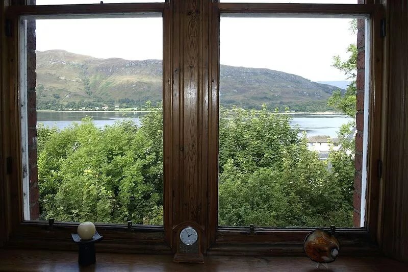 A large, comfortable apartment with great views  close to Fort William  centre.
