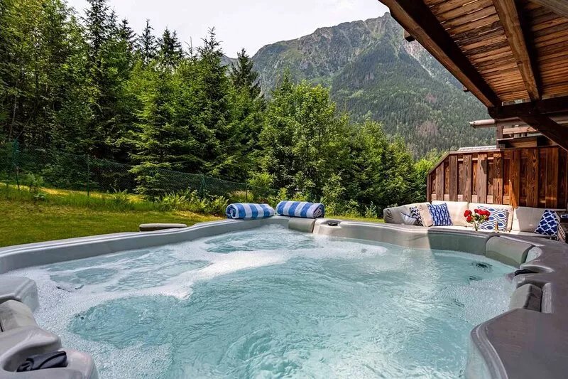 Chalet Bonnabelle, hot tub, parking, central Chamonix