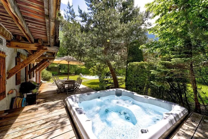 Central Chalet with Hot Tub, Outdoor Pool (Summer)