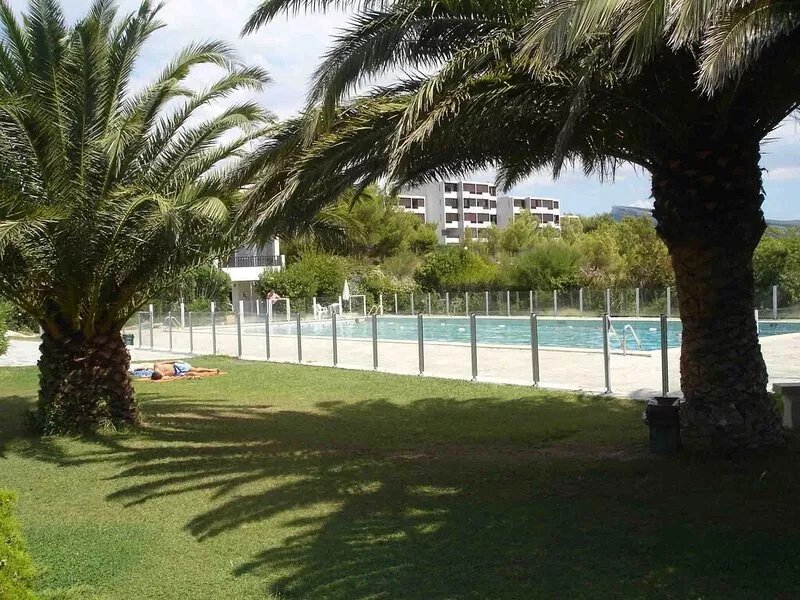 Sea views from a beautiful building, ideally located in Cassis near the harbour