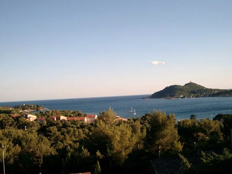 Splendid sea view for this Var house 350m from the sea in a private domain.