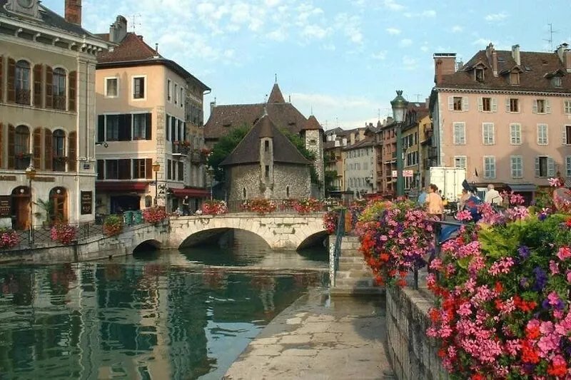 In the heart of the old town near the castle quiet with private parking