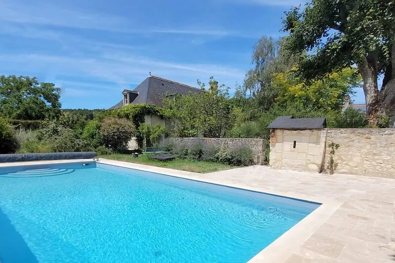 CHARMING HOUSES IN THE HEART OF LOIRE VALLEY WINEYARD AND LOIRE VALLEY CASTLES