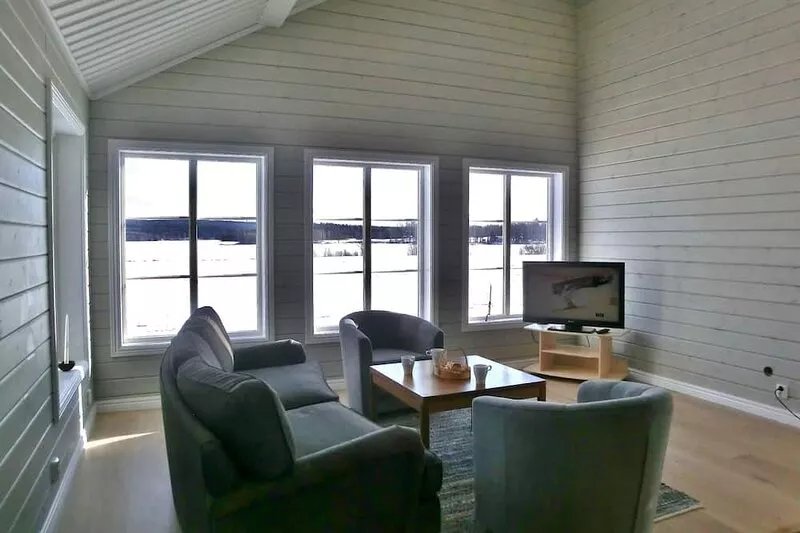 Log cottage by the lake to a high standard