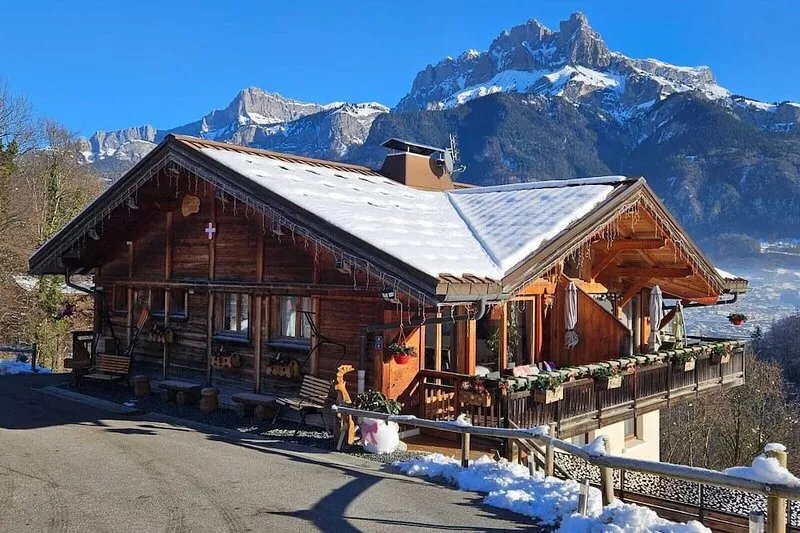 SUPERB LUXURY HALF CHALET 120M² 8 People in SALLANCHES.
