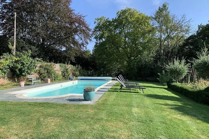 Kentish Oast, Cottage and Barn in stunning private grounds with swimming pool