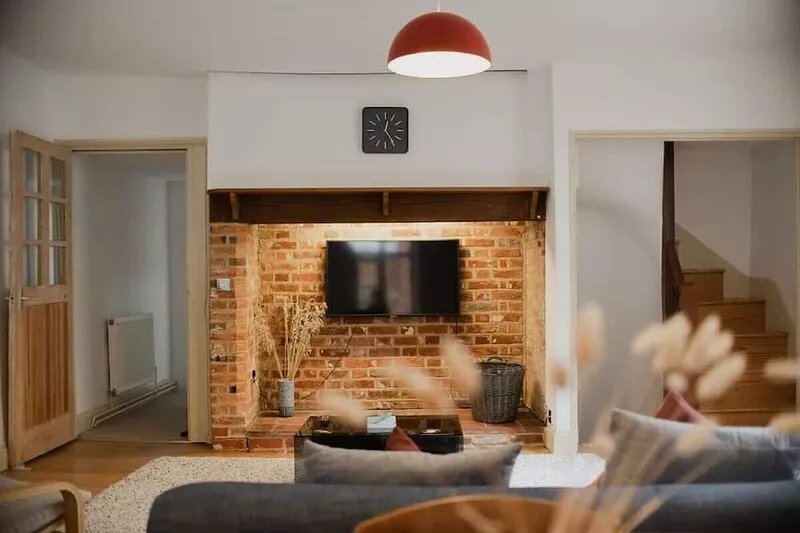 Spacious Grade II Listed Flint Cottage Sleeps 2