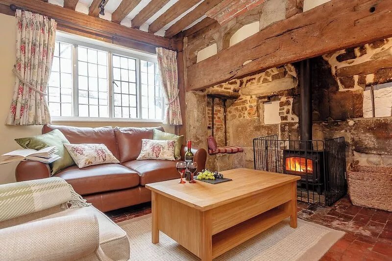 3 bedroom accommodation in Lingfield