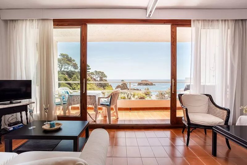 Sea View Balcony Apartment - 3 minutes walk to the beach and free parking