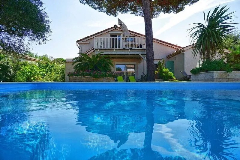 APARTMENT WITH TERRACE IN VILLA, HEATED SWIMMING POOL, GARDEN, PRIVATE PARKING,