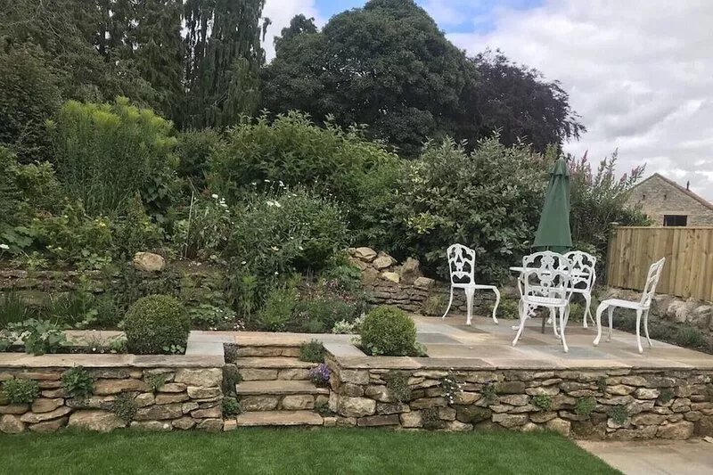 Central Modern open plan house 3 ensuite bedrooms, dog friendly.